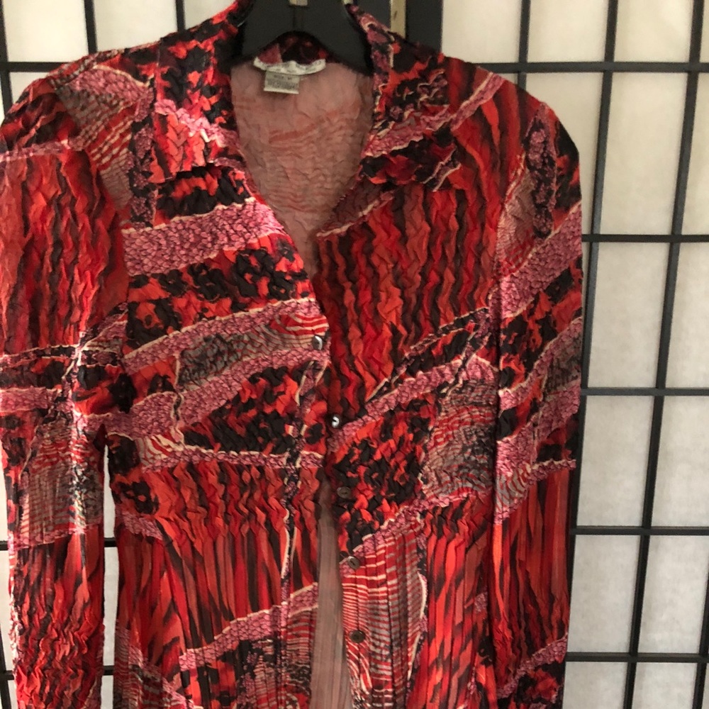 Incredibly flattering stretchy blouse. Stunner.